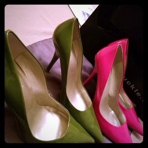 Colorful pointed-toe heels